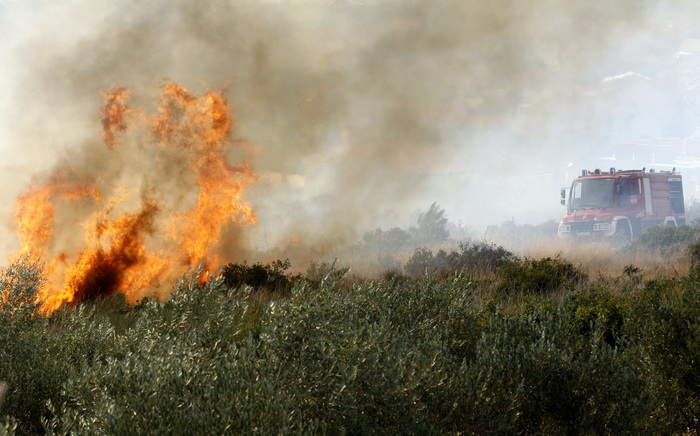 Zadar, 270810
Veliki pozar izbio je danas popodne u Zadru na podrucju izmedju kvarta Bili brig i put Bokanjca. Vatrogasci su i dalje na terenu te se bore sa vatrom da ne dodje do obliznjih kuca.
Foto: Jure Miskovic / CROPIX