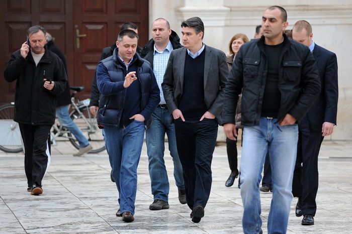 Zadar, 050413.
Veceras je u HNK Zadar odrzano predstavljanje liste koalicije SDP-HNS-HSU za Europski parlament. Na predstavljanju su govorili predsjednik SDP-a Zoran Milanovic, predsjednica HNS-a Vesna Pusic, predsjednik HSU-a Silvano Hrelja, te prvi na l Zadar, 050413.
Veceras je u HNK Zadar odrzano predstavljanje liste koalicije SDP-HNS-HSU za Europski parlament. Na predstavljanju su govorili predsjednik SDP-a Zoran Milanovic, predsjednica HNS-a Vesna Pusic, predsjednik HSU-a Silvano Hrelja, te prvi na l