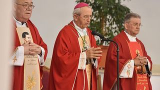 Zadarski nadbiskup Puljić predvodio svetu misu u Kistanjama povodom obilježavanja obljetnice proglašenja blaženim Serafina Kodića Zadarski nadbiskup Puljić predvodio svetu misu u Kistanjama povodom obilježavanja obljetnice proglašenja blaženim Serafina Kodića