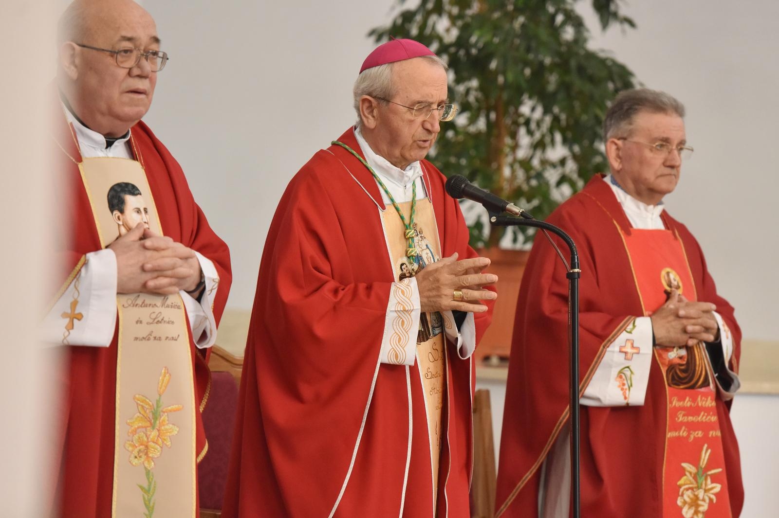 Zadarski nadbiskup Puljić predvodio svetu misu u Kistanjama povodom obilježavanja obljetnice proglašenja blaženim Serafina Kodića Zadarski nadbiskup Puljić predvodio svetu misu u Kistanjama povodom obilježavanja obljetnice proglašenja blaženim Serafina Kodića