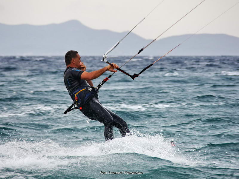 Kiteri i surferi uživali u jakom jugu
