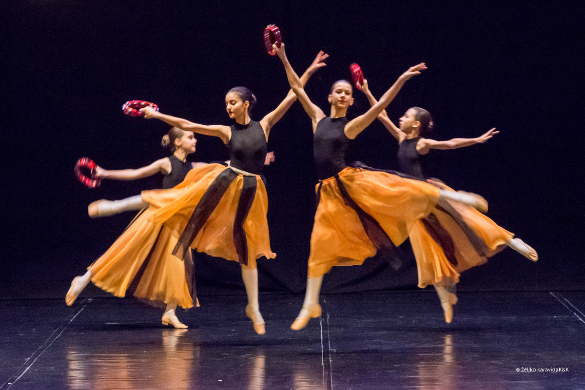 Božićna čestitka plesnog odjela Glazbene škole Blagoje Bersa