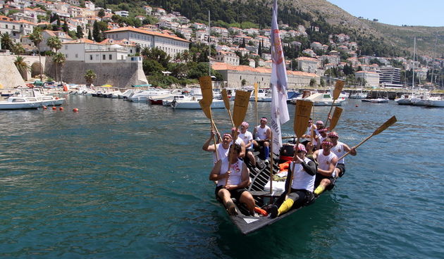Dubrovnik, 240611.
Danas su u stari Porat stigli veterani 4. gardijske brigade u sklopu veslackog maratona -Ladjom od Prevlake do Maslenice-.
Foto: Zoran Kusalo / CROPIX