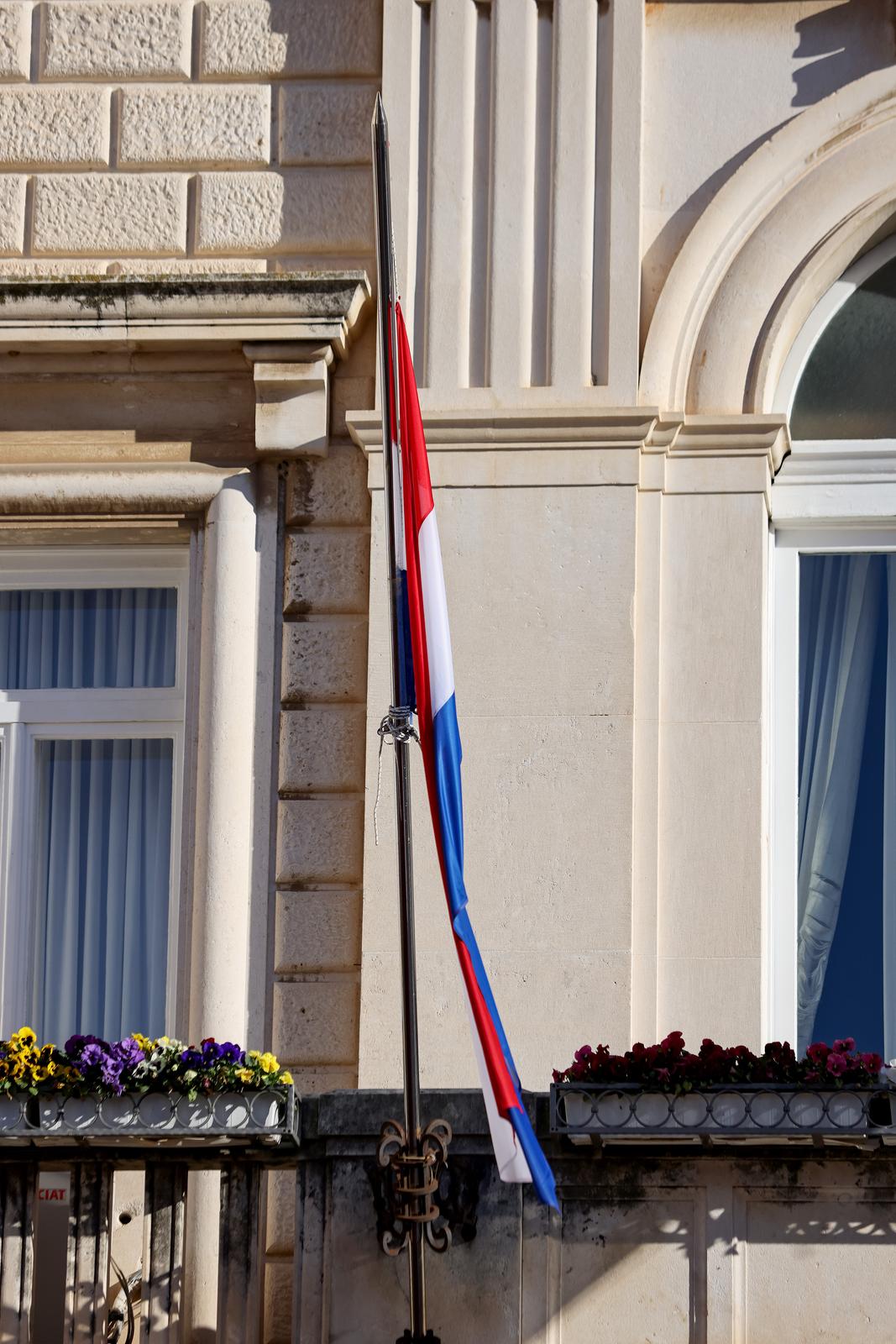 Zbog dana žalosti u Zadru su zastave na pola koplja
