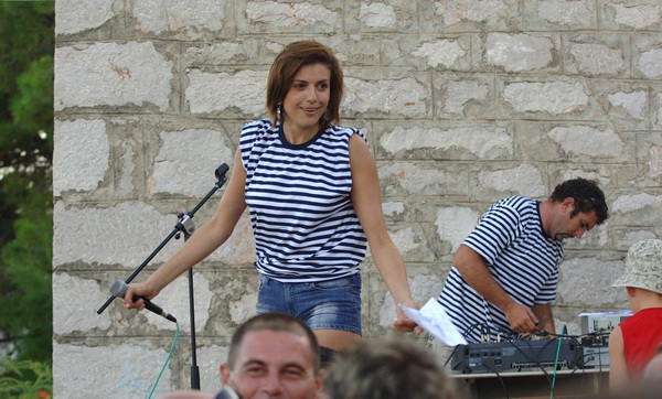 Zadar, 050809.
Danas je na otoku Ugljanu u mjesto Kukljica slavljena Gospa od Sniga. Festa u Kukljici vec tradicionalno prvlaci veliki broj ljudi, a uz ples tamosnje folklorne skupine odrzana je i utrka tovara.
Na fotografiji: cijeli program vodila je bi Zadar, 050809.
Danas je na otoku Ugljanu u mjesto Kukljica slavljena Gospa od Sniga. Festa u Kukljici vec tradicionalno prvlaci veliki broj ljudi, a uz ples tamosnje folklorne skupine odrzana je i utrka tovara.
Na fotografiji: cijeli program vodila je bi