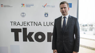 Ministar Oleg Butković potpisao ugovore za izgradnju trajektne luke Tkon i sanaciju luka Turanj, Mandre i Petrčane Ministar Oleg Butković potpisao ugovore za izgradnju trajektne luke Tkon i sanaciju luka Turanj, Mandre i Petrčane