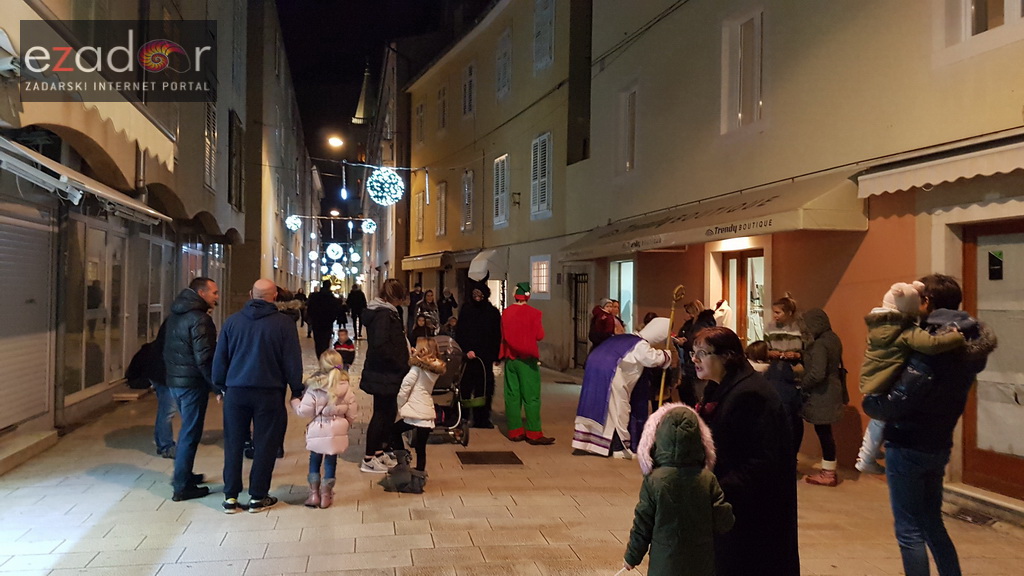 Sv. Nikola s Krampusom i Vilenjakom zabavljao djecu od Kampo Kaštela do Trga Petra Zoranića Sv. Nikola s Krampusom i Vilenjakom zabavljao djecu od Kampo Kaštela do Trga Petra Zoranića