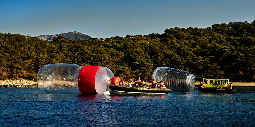 Greenpeace upozorava na problem bacanje plastike u more Greenpeace upozorava na problem bacanje plastike u more