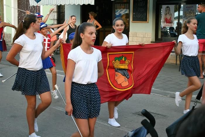 Tunuara 2016 – parada mažoretkinja, kuhanje brudeta & defile ribarica. Foto: Marija Cvetković