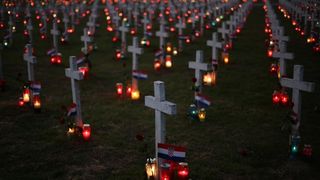 Vukovar: Lampioni osvjetljavaju 938 bijelih križeva na Memorijalnom groblju. Foto: Grgur Žućko/PIXSELL Vukovar: Lampioni osvjetljavaju 938 bijelih križeva na Memorijalnom groblju. Foto: Grgur Žućko/PIXSELL