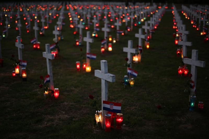 Vukovar: Lampioni osvjetljavaju 938 bijelih križeva na Memorijalnom groblju. Foto: Grgur Žućko/PIXSELL Vukovar: Lampioni osvjetljavaju 938 bijelih križeva na Memorijalnom groblju. Foto: Grgur Žućko/PIXSELL