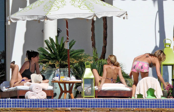 Jennifer Aniston u seksi badiću proslavila 41. rođendan (Jutarnji.hr)