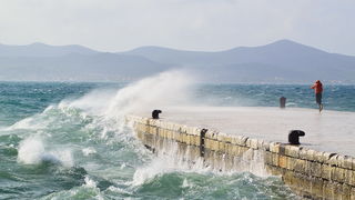Spektakularna igra valova na zadarskoj rivi 5. studenog 2014.  Foto: Marin Pitton