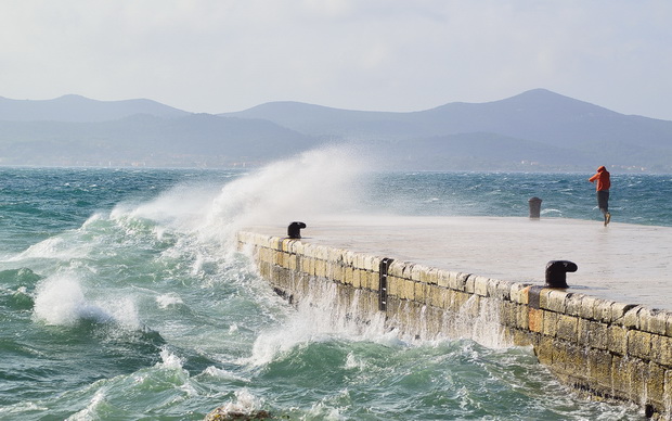 Spektakularna igra valova na zadarskoj rivi 5. studenog 2014.  Foto: Marin Pitton