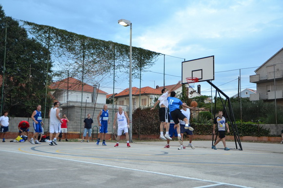 U povodu blagdana Kraljice Mira u Stanovima odigrana utakimica između veterana KK Zadar i Stanova, Foto: Iva Perinčić U povodu blagdana Kraljice Mira u Stanovima odigrana utakimica između veterana KK Zadar i Stanova, Foto: Iva Perinčić
