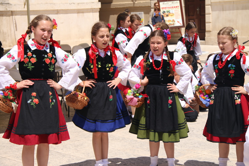 OŠ Zadarski otoci, učenici na Narodnom trgu