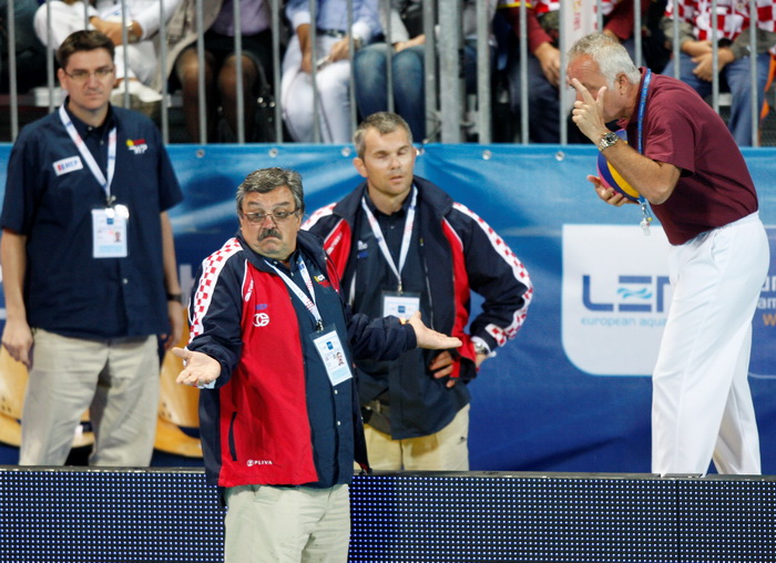 Zagreb, 050910.
Bazen Mladost na Savi.
29. Europsko prvenstvo u vaterpolu.
Hrvatska – Italija
Na fotografiji: izborniku Ratku Rudicu nisu jasne neke suceve odluke.
Foto: Ronald Gorsic / CROPIX