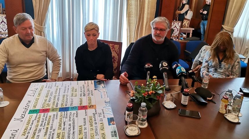 Enio Meštrović na šarenom plakatu prikazao svih 15 amandmana za novi proračun Enio Meštrović na šarenom plakatu prikazao svih 15 amandmana za novi proračun