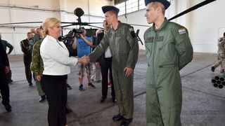 Predsjednica Grabar-Kitarović na predstavljanju novih helikoptera Kiowa Warriors u 93. Zrakoplovnoj bazi u Zemuniku. Photo: Dino Stanin/PIXSELL Predsjednica Grabar-Kitarović na predstavljanju novih helikoptera Kiowa Warriors u 93. Zrakoplovnoj bazi u Zemuniku. Photo: Dino Stanin/PIXSELL