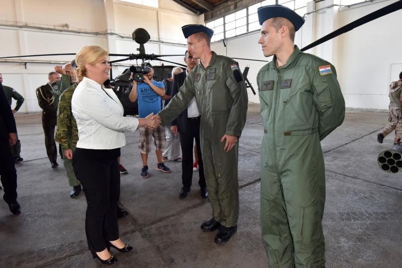 Predsjednica Grabar-Kitarović na predstavljanju novih helikoptera Kiowa Warriors u 93. Zrakoplovnoj bazi u Zemuniku. Photo: Dino Stanin/PIXSELL Predsjednica Grabar-Kitarović na predstavljanju novih helikoptera Kiowa Warriors u 93. Zrakoplovnoj bazi u Zemuniku. Photo: Dino Stanin/PIXSELL
