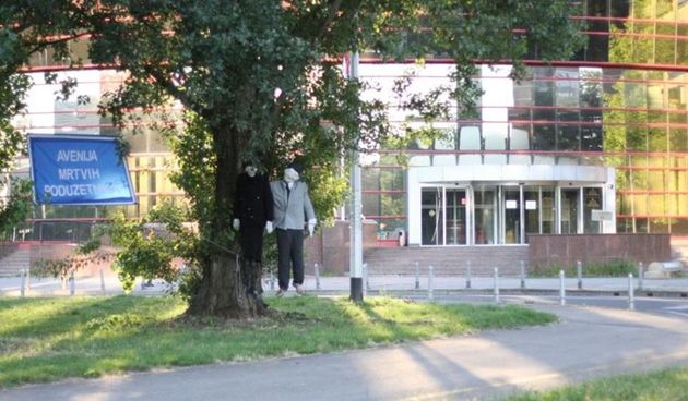 ‘Crna’ šala osvanula pred Poreznom upravom, Izvor: Društvo mrtvih poduzetnika