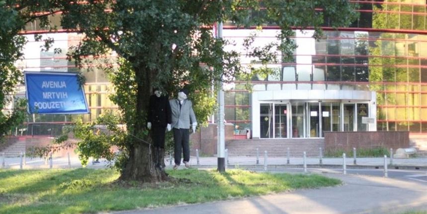 ‘Crna’ šala osvanula pred Poreznom upravom, Izvor: Društvo mrtvih poduzetnika