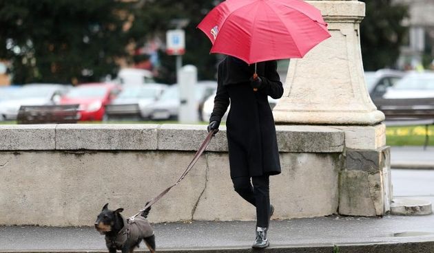 Kisa i niske temperature natjerale su gradjane da obuku nesto topliju odjecu i da iz domova ne izlaze bez obaveznog modnog dodatka, kisobrana.
