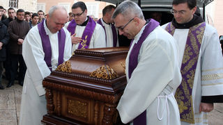 Brojni su Zadrani dosli odati pocast preminulom nadbiskupu . Foto : Vladimir Ivanov /CROPIX