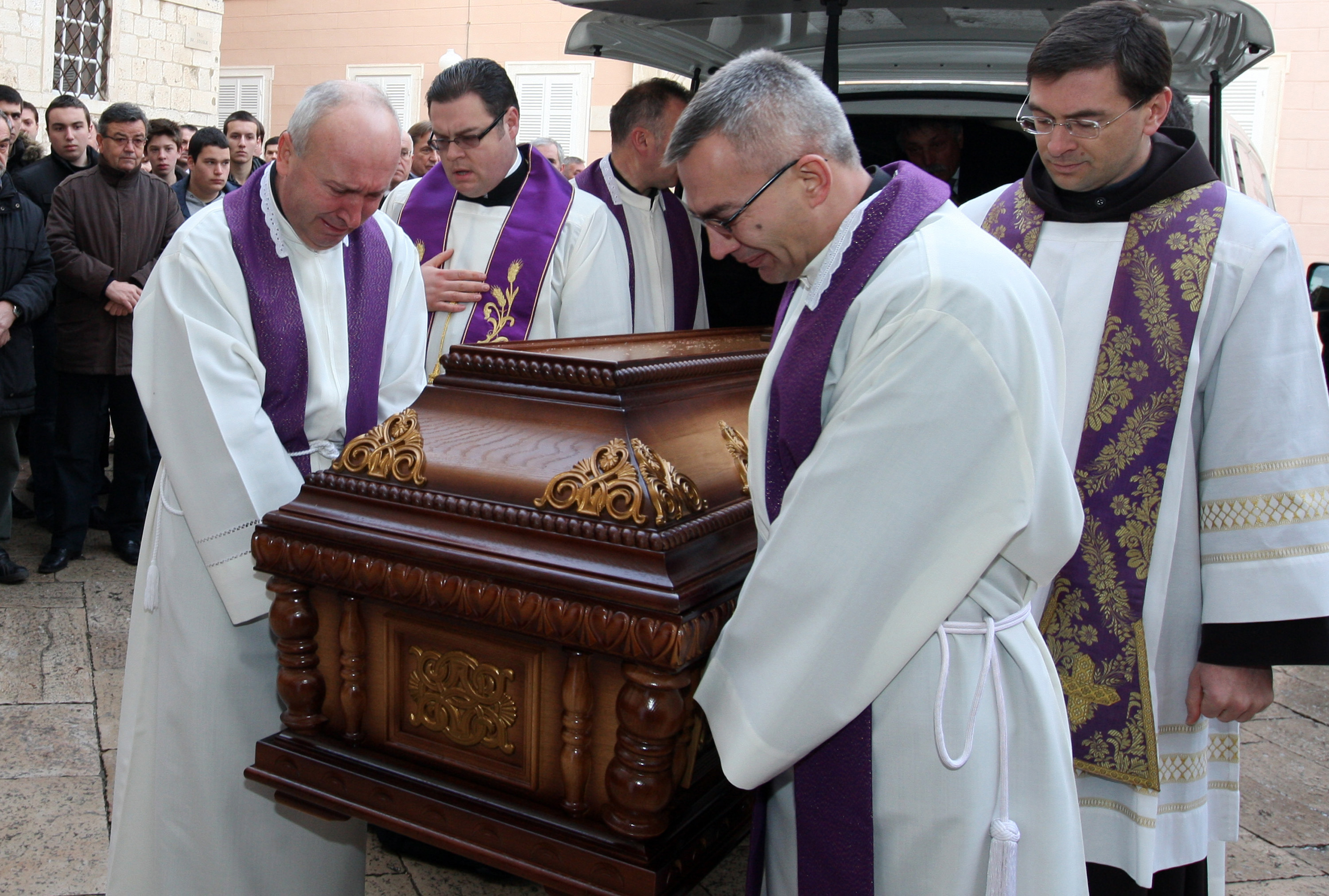 Brojni su Zadrani dosli odati pocast preminulom nadbiskupu . Foto : Vladimir Ivanov /CROPIX