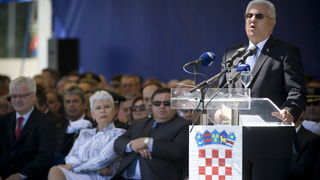 Knin, 050811.
Podizanjem zastave na Kninskoj tvrdjavi i postrojavanjem vojnih snaga na nogometnom igralistu obiljezena je 16. obljetnica VRO Oluja, Dan pobjede i domovinske zahvalnosti i Dan hrvatskih branitelja.
Na fotografiji: Luka Bebic.
Foto: Ante Ciz Knin, 050811.
Podizanjem zastave na Kninskoj tvrdjavi i postrojavanjem vojnih snaga na nogometnom igralistu obiljezena je 16. obljetnica VRO Oluja, Dan pobjede i domovinske zahvalnosti i Dan hrvatskih branitelja.
Na fotografiji: Luka Bebic.
Foto: Ante Ciz