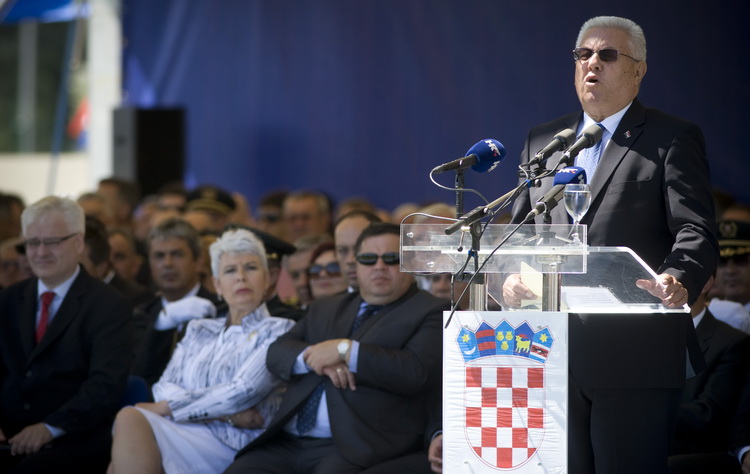 Knin, 050811.
Podizanjem zastave na Kninskoj tvrdjavi i postrojavanjem vojnih snaga na nogometnom igralistu obiljezena je 16. obljetnica VRO Oluja, Dan pobjede i domovinske zahvalnosti i Dan hrvatskih branitelja.
Na fotografiji: Luka Bebic.
Foto: Ante Ciz Knin, 050811.
Podizanjem zastave na Kninskoj tvrdjavi i postrojavanjem vojnih snaga na nogometnom igralistu obiljezena je 16. obljetnica VRO Oluja, Dan pobjede i domovinske zahvalnosti i Dan hrvatskih branitelja.
Na fotografiji: Luka Bebic.
Foto: Ante Ciz