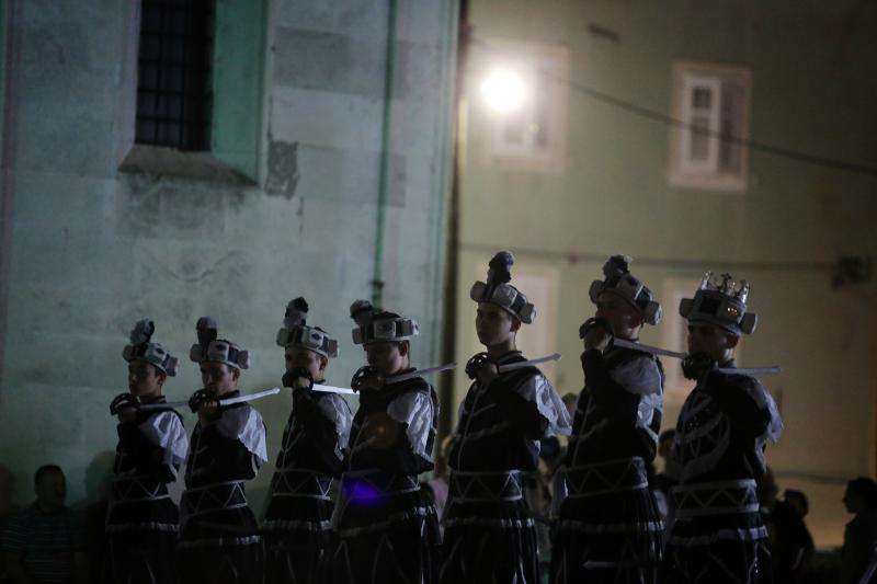 05.07.2013., Zadar – Na Trgu opatice Cike, ispred crkve svete Marije, gostovalo je Hrvatsko glazbeno drustvo sveta Cecilija iz Korcule. Izveli su tradicionalnu moresku, romanticni ples s macevima. Photo: Filip Brala/PIXSELL