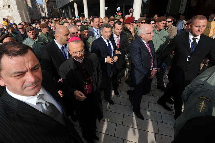 Zadar, 241112.
Obiljezavanje Dana grada Zadra i dolazak generala Ante Gotovine pocasnog gradjanina grada Zadra. Ante Gotovina je nakon katedrale krenuo Kalelargom prema HNK gdje se odrzava svecana sjednica povodom Dana grada.
Na fotografiji: general Ante Zadar, 241112.
Obiljezavanje Dana grada Zadra i dolazak generala Ante Gotovine pocasnog gradjanina grada Zadra. Ante Gotovina je nakon katedrale krenuo Kalelargom prema HNK gdje se odrzava svecana sjednica povodom Dana grada.
Na fotografiji: general Ante