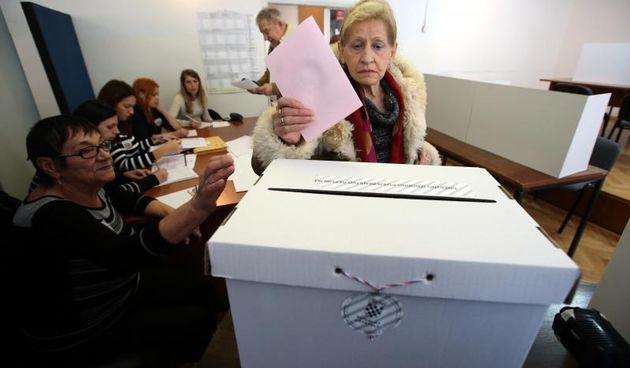 Zagreb Na birackom mjestu u Palmoticevoj ulici, gradjani dolaze na glasovanje za Parlamentarne izbore. Glasacka kutija za manjine. Photo: Robert Anic/PIXSELL Autor  Robert Anic/PIXSELL Ključne riječi  gradjani, izbori, glasovanje, biracko mjesto, parlame