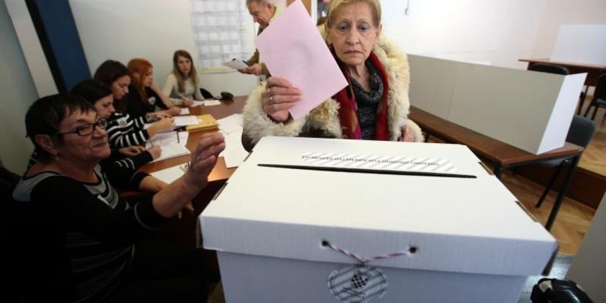 Zagreb Na birackom mjestu u Palmoticevoj ulici, gradjani dolaze na glasovanje za Parlamentarne izbore. Glasacka kutija za manjine. Photo: Robert Anic/PIXSELL Autor  Robert Anic/PIXSELL Ključne riječi  gradjani, izbori, glasovanje, biracko mjesto, parlame