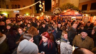 Advent u Zadru: Neno Belan i Fiumensi raspjevali i rasplesali i staro i mlado na Trgu Petra Zoranića Advent u Zadru: Neno Belan i Fiumensi raspjevali i rasplesali i staro i mlado na Trgu Petra Zoranića