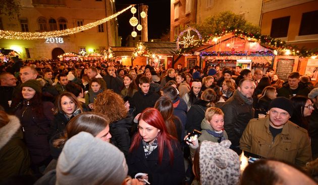 Advent u Zadru: Neno Belan i Fiumensi raspjevali i rasplesali i staro i mlado na Trgu Petra Zoranića