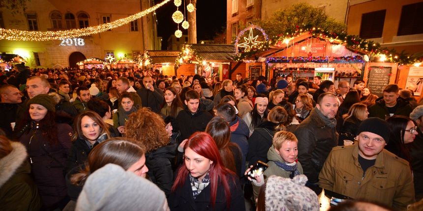 Advent u Zadru: Neno Belan i Fiumensi raspjevali i rasplesali i staro i mlado na Trgu Petra Zoranića