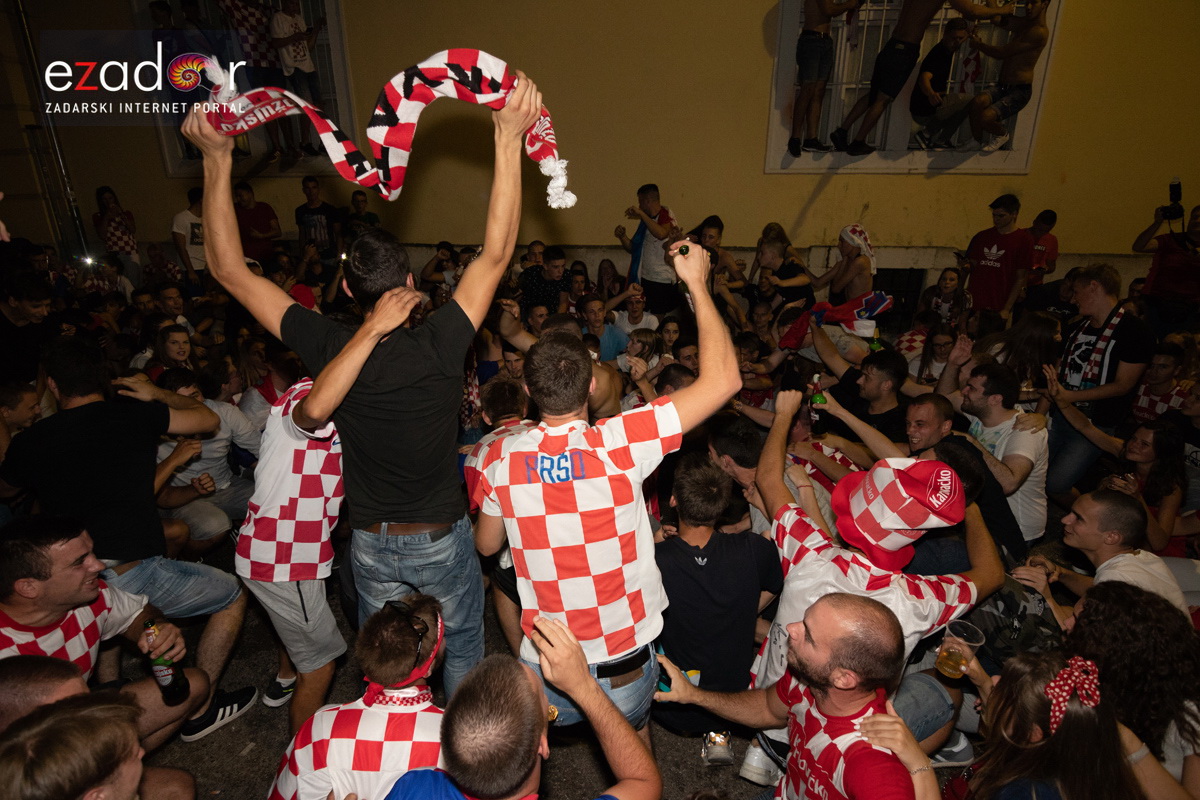Čudesna noć: Velika fešta ulicama Zadra nakon plasmana Vatrenih u finale SP Čudesna noć: Velika fešta ulicama Zadra nakon plasmana Vatrenih u finale SP