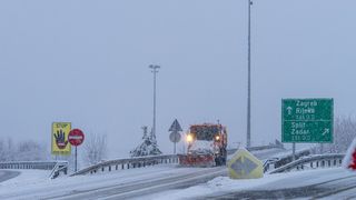 Snijeg i zimski uvjeti kod čvora Gospić na autocesti A1
