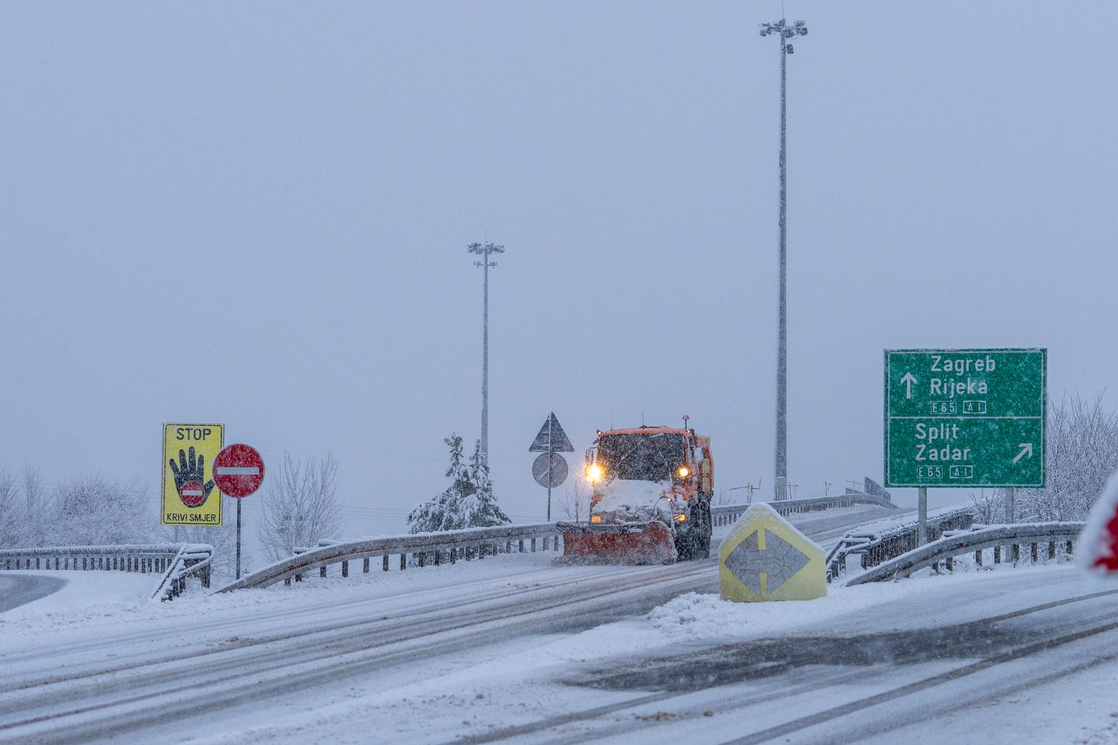 Snijeg i zimski uvjeti kod čvora Gospić na autocesti A1