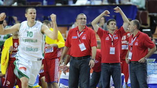 Katowice, 180909.
Dvorana Sport Arena Spodek.
Europsko prvenstvo u kosarci u Poljskoj, cetvrtfinale izmedju Slovenije i Hrvatske.
Na slici: Bostjan Nachmar slavi a pored hrvatski treneri tuguju.
Foto: Drago Sopta  / CROPIX