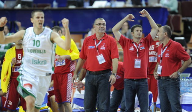 Katowice, 180909.
Dvorana Sport Arena Spodek.
Europsko prvenstvo u kosarci u Poljskoj, cetvrtfinale izmedju Slovenije i Hrvatske.
Na slici: Bostjan Nachmar slavi a pored hrvatski treneri tuguju.
Foto: Drago Sopta  / CROPIX
