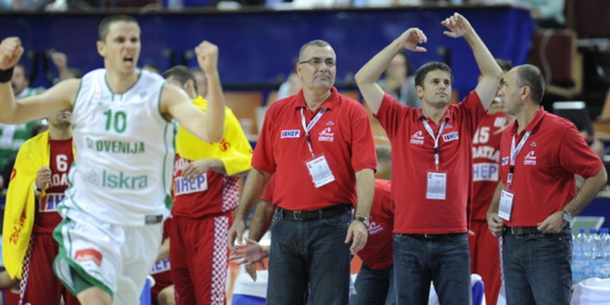 Katowice, 180909.
Dvorana Sport Arena Spodek.
Europsko prvenstvo u kosarci u Poljskoj, cetvrtfinale izmedju Slovenije i Hrvatske.
Na slici: Bostjan Nachmar slavi a pored hrvatski treneri tuguju.
Foto: Drago Sopta  / CROPIX