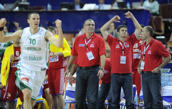 Katowice, 180909.
Dvorana Sport Arena Spodek.
Europsko prvenstvo u kosarci u Poljskoj, cetvrtfinale izmedju Slovenije i Hrvatske.
Na slici: Bostjan Nachmar slavi a pored hrvatski treneri tuguju.
Foto: Drago Sopta  / CROPIX