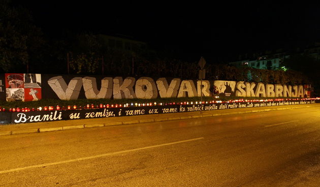 Zadar, 181112.
Grafit posvecen Vukovaru i Skabrnji u Vukovarskoj ulici na Bilom brigu u Zadru. Veceras su ispred njega pripadnici navijacke udruge Tornado zapalili svijece.
Foto: Jure Miskovic / CROPIX