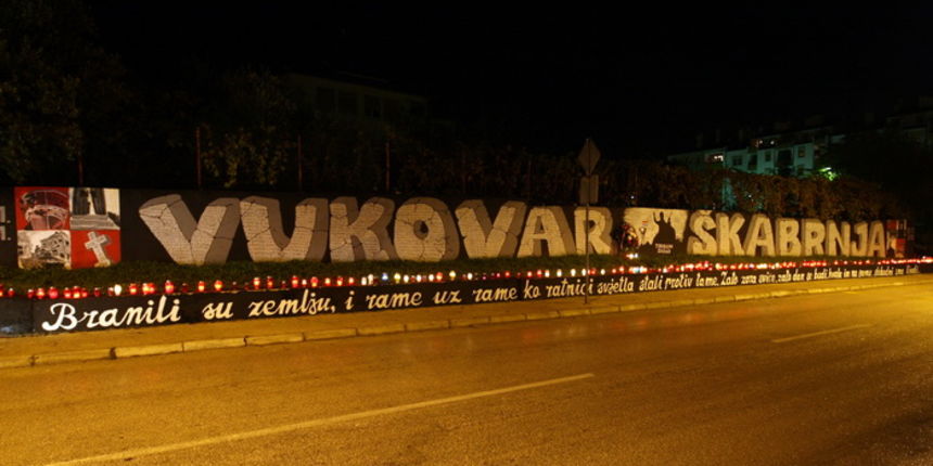 Zadar, 181112.
Grafit posvecen Vukovaru i Skabrnji u Vukovarskoj ulici na Bilom brigu u Zadru. Veceras su ispred njega pripadnici navijacke udruge Tornado zapalili svijece.
Foto: Jure Miskovic / CROPIX