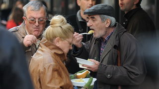Zadar, 221212.
Predblagdansko subotnje jutro na zadarskom Poluotoku bilo je bogato raznim dogadjanjima. Na Kalelargi je Grad Zadar i udruga Svjetlo, u suradnji s brojnim zadarskim ugostiteljima organizirao bakalarijadu na kojoj se za 10kn mogao kupiti tan Zadar, 221212.
Predblagdansko subotnje jutro na zadarskom Poluotoku bilo je bogato raznim dogadjanjima. Na Kalelargi je Grad Zadar i udruga Svjetlo, u suradnji s brojnim zadarskim ugostiteljima organizirao bakalarijadu na kojoj se za 10kn mogao kupiti tan
