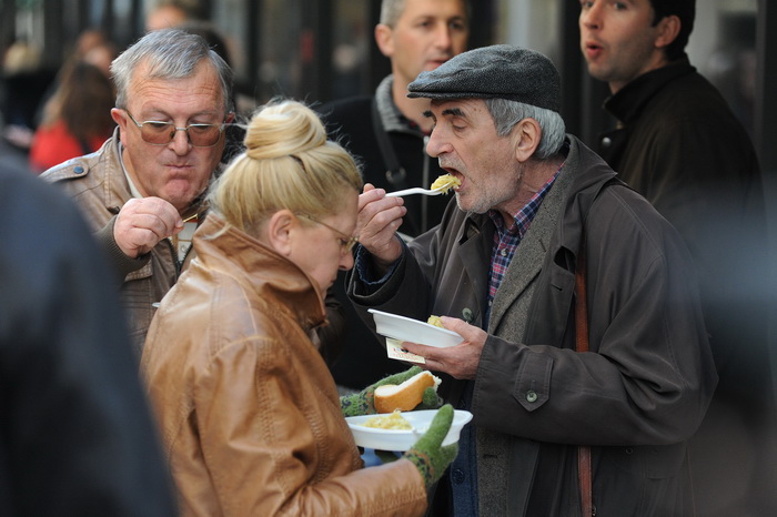 Zadar, 221212.
Predblagdansko subotnje jutro na zadarskom Poluotoku bilo je bogato raznim dogadjanjima. Na Kalelargi je Grad Zadar i udruga Svjetlo, u suradnji s brojnim zadarskim ugostiteljima organizirao bakalarijadu na kojoj se za 10kn mogao kupiti tan Zadar, 221212.
Predblagdansko subotnje jutro na zadarskom Poluotoku bilo je bogato raznim dogadjanjima. Na Kalelargi je Grad Zadar i udruga Svjetlo, u suradnji s brojnim zadarskim ugostiteljima organizirao bakalarijadu na kojoj se za 10kn mogao kupiti tan
