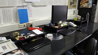 Pula, 071110.
Novinari, fotoreporteri, graficari i ostalo tehnicko osoblje Glasa Istre od danas su u strajku jer je uprava najavila sindikatu otpustanje trecine zaposlenika. Uprava ce uz pomoc sudske odluke (dvadeset radnika je dobilo radnu obavezu) pokus Pula, 071110.
Novinari, fotoreporteri, graficari i ostalo tehnicko osoblje Glasa Istre od danas su u strajku jer je uprava najavila sindikatu otpustanje trecine zaposlenika. Uprava ce uz pomoc sudske odluke (dvadeset radnika je dobilo radnu obavezu) pokus